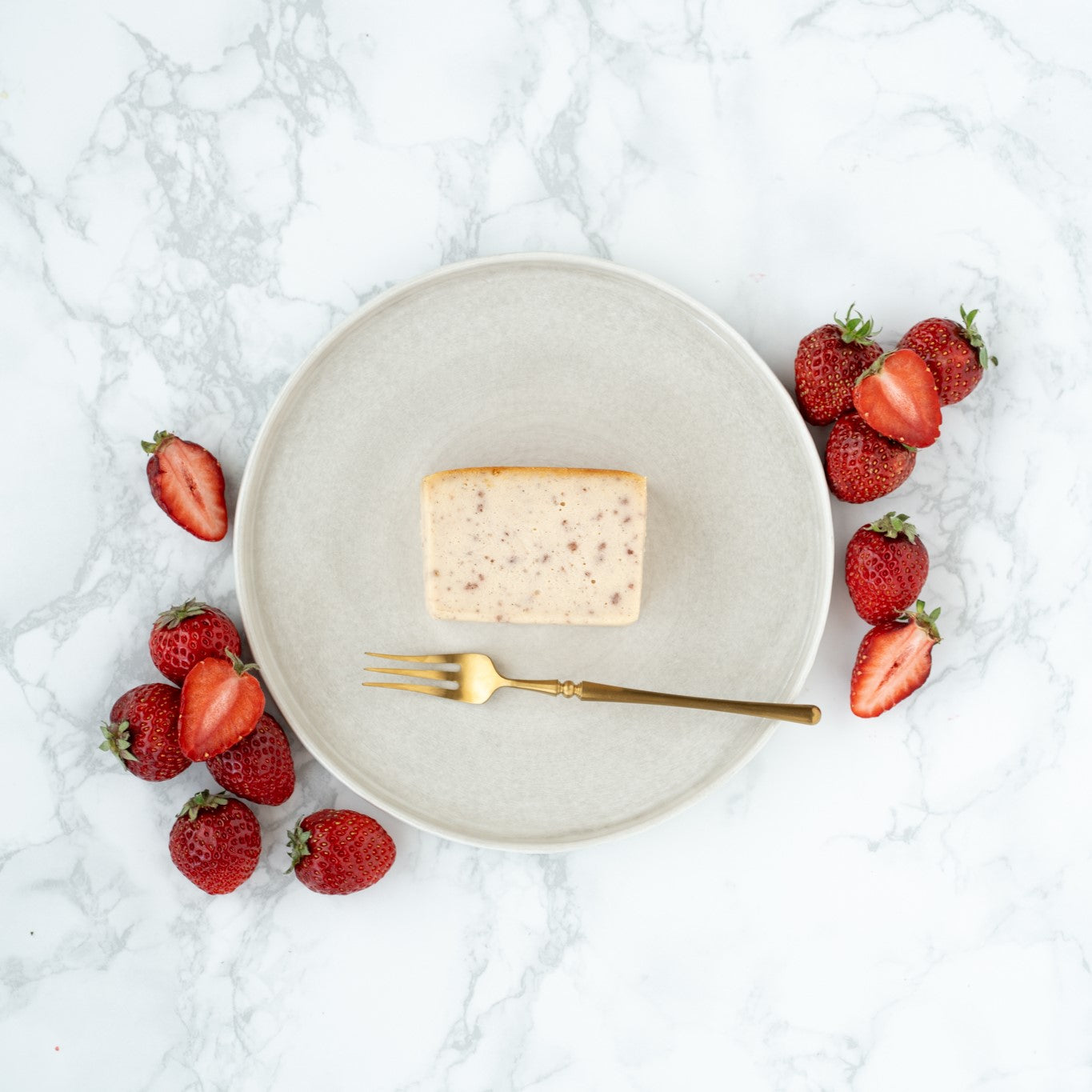 国産いちごとホワイトチョコレートチーズテリーヌ