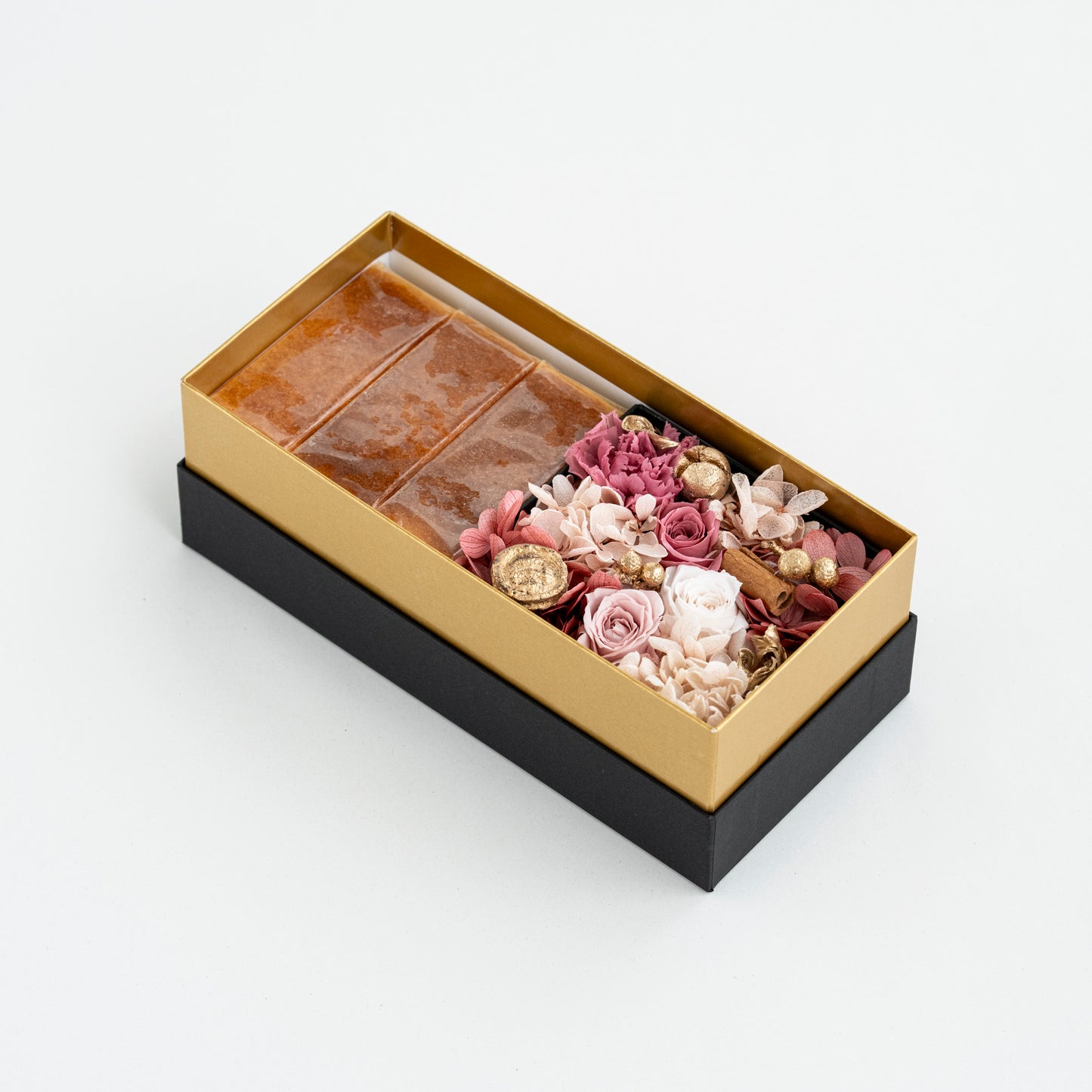 
                  
                    プリザーブドフラワー×チーズテリーヌ3個入りギフトセット（赤系orピンク系)
                  
                